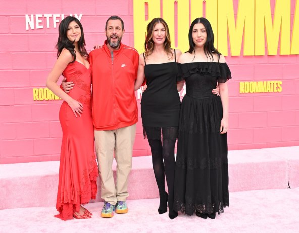 Adam Sandler sa suprugom i kćerima