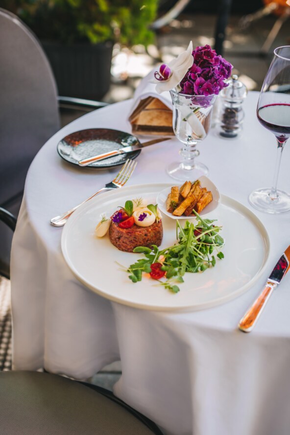 Tatarski biftek - Le Bistro terasa.jpg