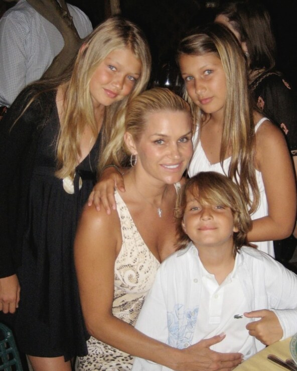 Bella Hadid Yolanda Hadid Gigi Hadid