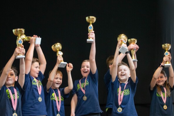 Natjecatelji s peharima.jpg