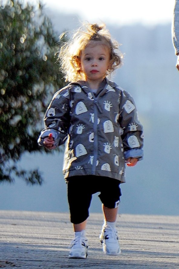 Neodoljivi mališan poznatih roditelja osvojio je sve prolaznike u gradu