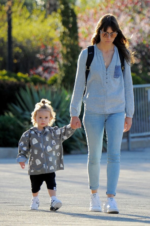 Neodoljivi mališan poznatih roditelja osvojio je sve prolaznike u gradu