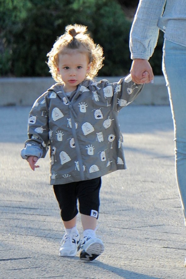 Neodoljivi mališan poznatih roditelja osvojio je sve prolaznike u gradu