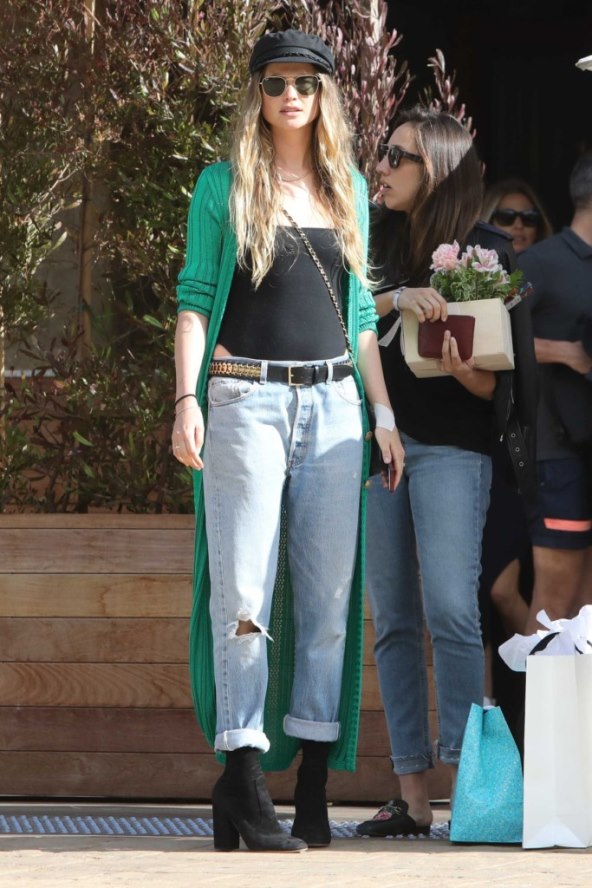 SLAVLJE S FRENDICAMA Poznata trudnica napokon pokazala zaobljeni trbuščić