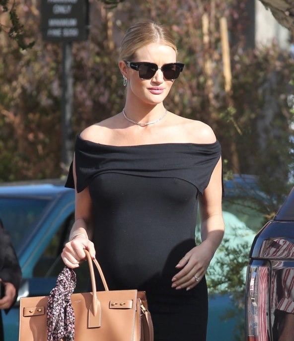 SLAVLJE S FRENDICAMA Poznata trudnica napokon pokazala zaobljeni trbuščić