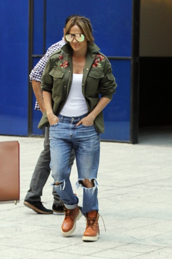 Kako poznate dame nose traperice koje i dalje uporno ne izlaze iz mode?