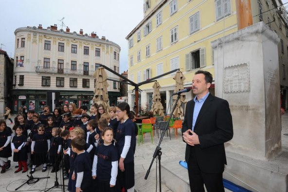 Tjedan Porina i službeno započeo podizanjem zastave na splitskoj Pjaci