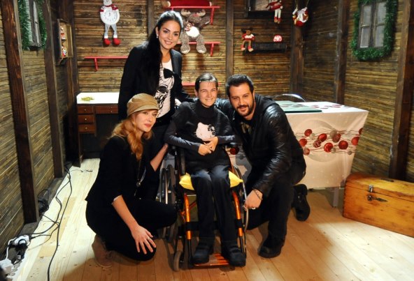 Jelena Rozga i glumci upalili božićne lampice