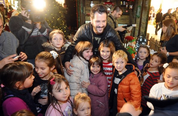 Jelena Rozga i glumci upalili božićne lampice