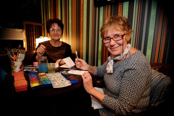 KREATIVAN ZADATAK Super seniori naučili izrađivati unikatne božićne čestitke