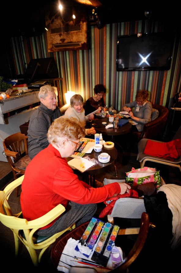 KREATIVAN ZADATAK Super seniori naučili izrađivati unikatne božićne čestitke