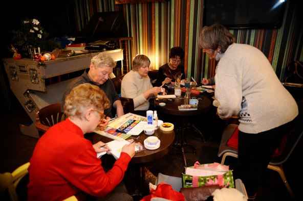 KREATIVAN ZADATAK Super seniori naučili izrađivati unikatne božićne čestitke