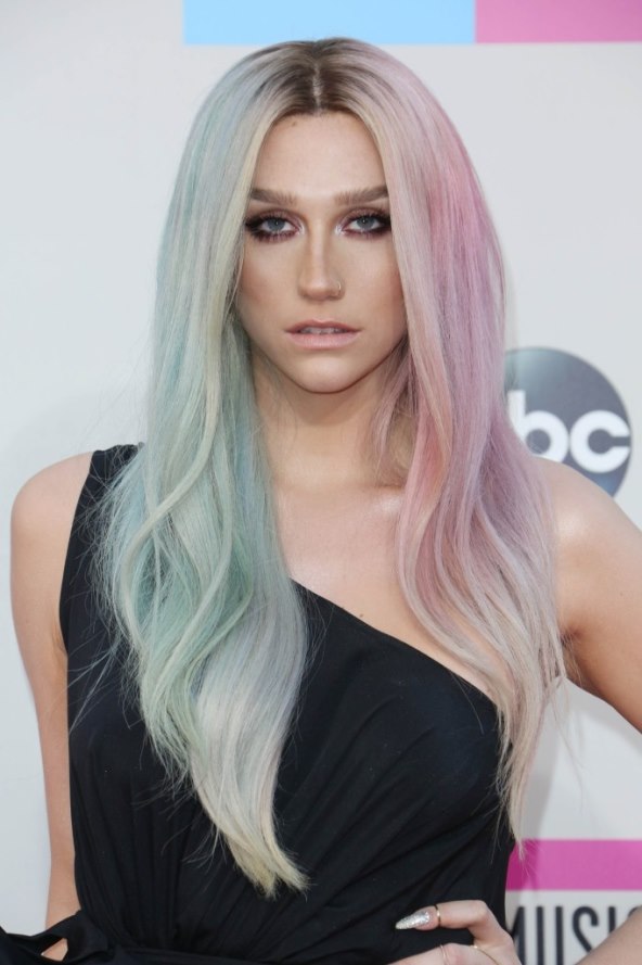 Kako zvijezde nose neobične boje za kosu?