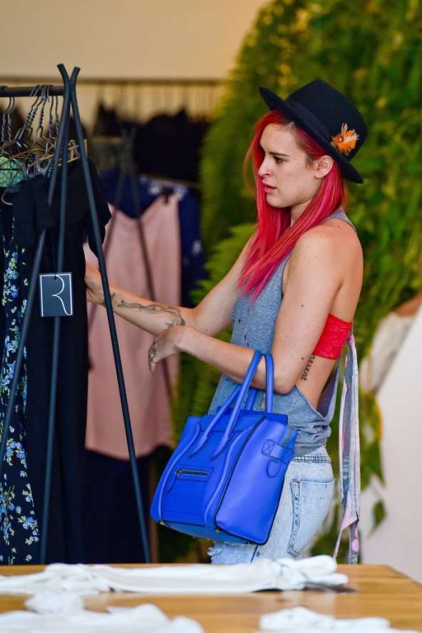 Kako zvijezde nose neobične boje za kosu?