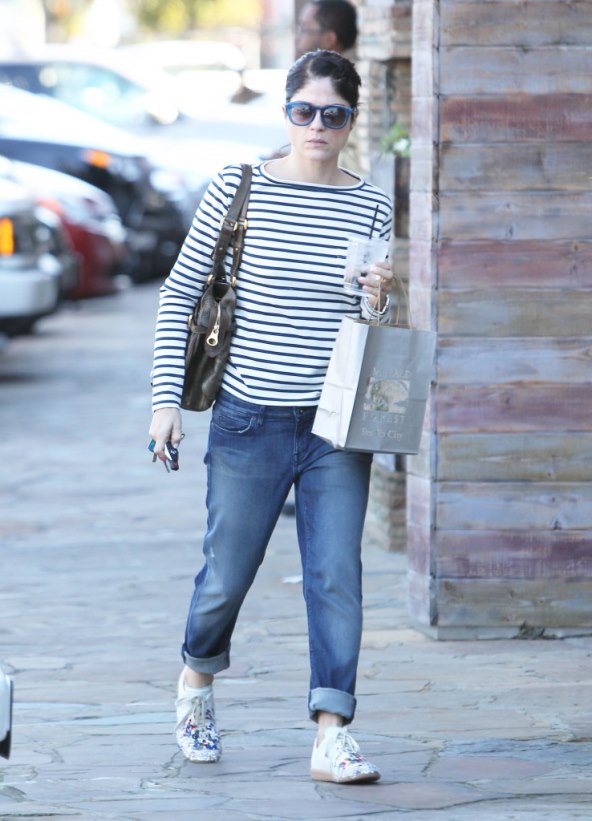 Božić u prugicama - Selma Blair ne izlazi iz lagane garderobe