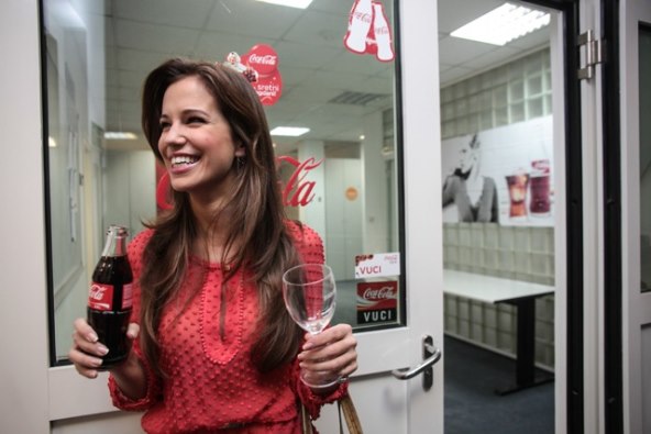 Lijepa voditeljica Korana Gvozdić izvukla sretne dobitnike vrijednih nagrada marke Samsung