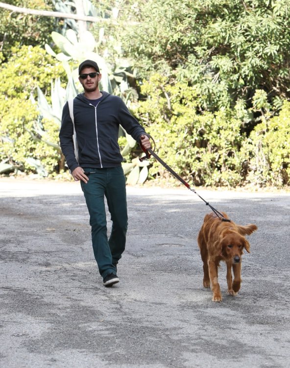 Andrew Garfield u ležernoj šetnji pokazao kako i muškarci mogu nositi hlače u boji 