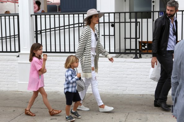 Fensi mama s trendi klincima u šetnji kroz grad