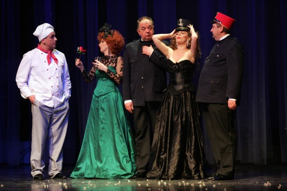 Ulazak u 2013. pod dojmom raspjevanog i rasplesanog ansambla Komedije