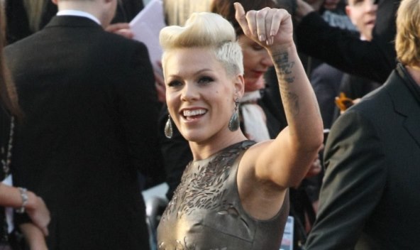 Preminuo otac pjevačice Pink 