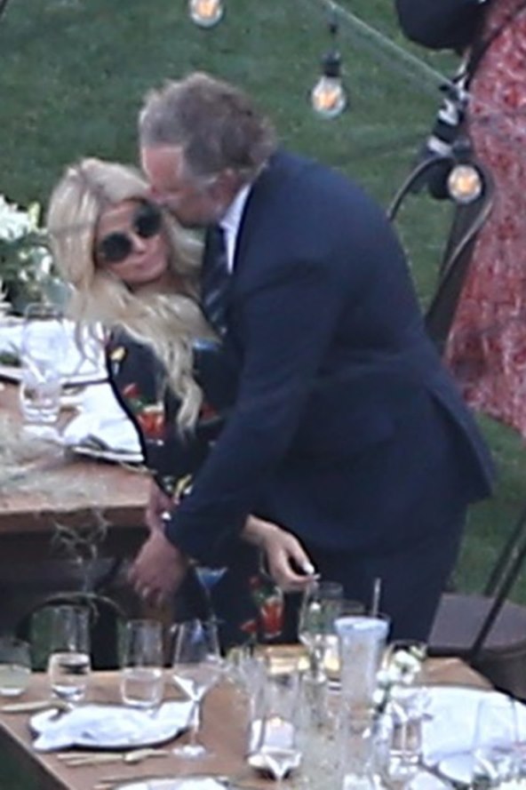 Skriva li pjevačica trudnički trbuščić ispod suknje?