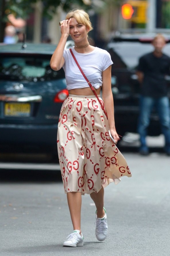 Hit majice i košulje u čvoru: Pogledajte kako to rade slavne dame