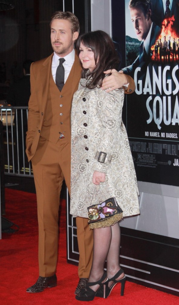 Crvena koktel haljina Emme Stone za premijeru 'Ganger Squada'