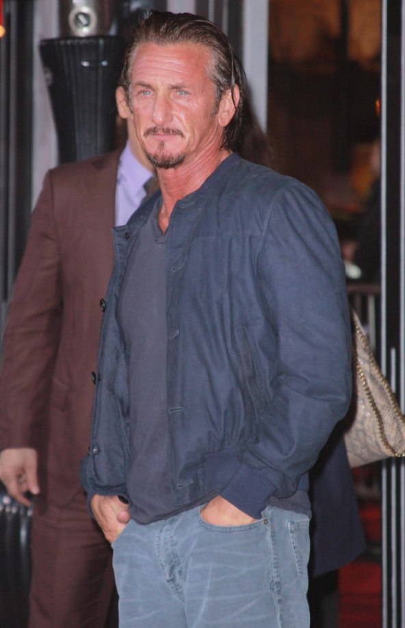 Crvena koktel haljina Emme Stone za premijeru 'Ganger Squada'