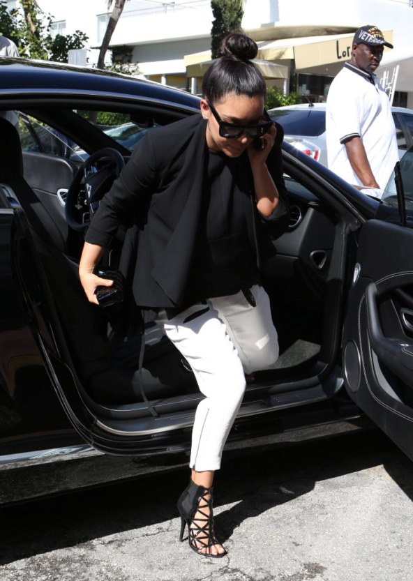 Trudnoća Kim Kardashian ipak je ne odvaja od visokih peta 