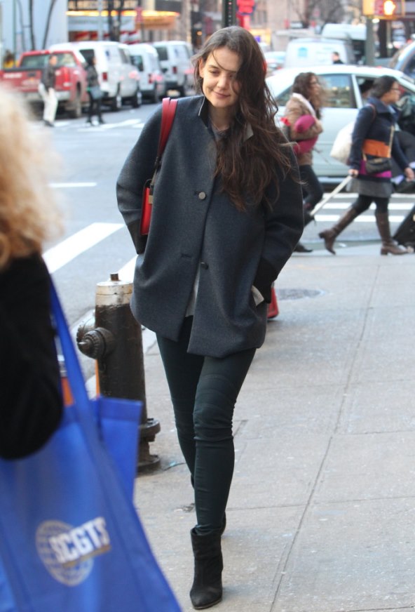 Katie Holmes bira kaput modne kuće Balenciaga 