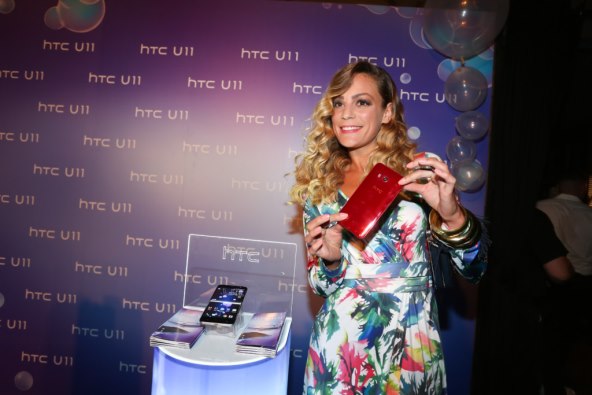 Gosti Storyjevog partyja poludjeli su za novim 'must have' mobitelom