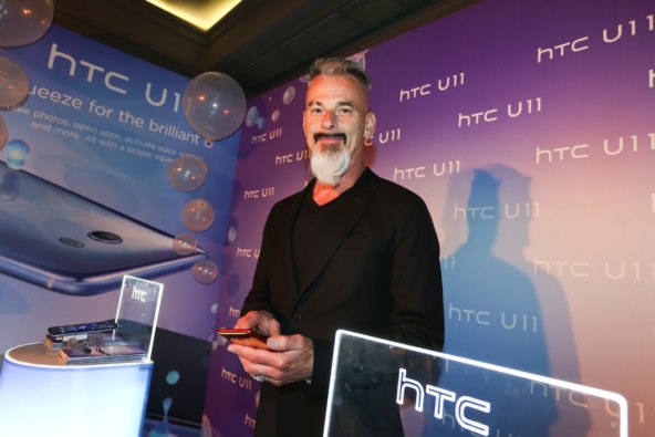 Gosti Storyjevog partyja poludjeli su za novim 'must have' mobitelom