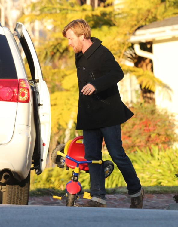 Ponosni tata Ewan McGregor bira crni kaput