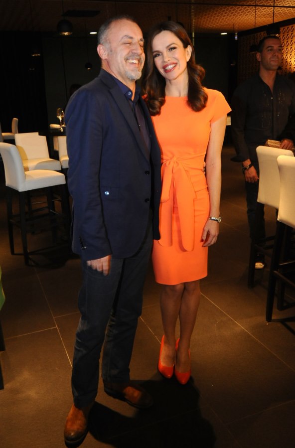 Severina blistala u narančastoj haljini 