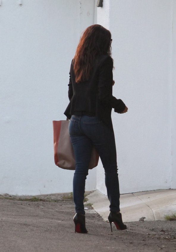 Tko je dama u tako pripijenim trapericama?