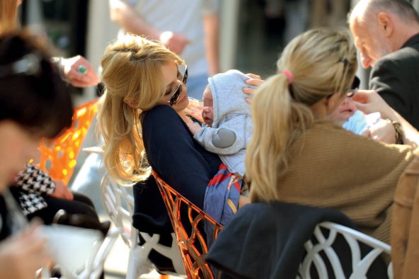 Anja Alavanja i mali Jakov u proljetnoj šetnji