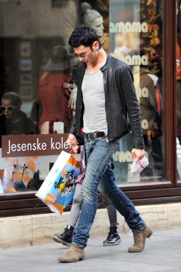 Zgodni tata Maksim Mrvica u šetnji gradom 