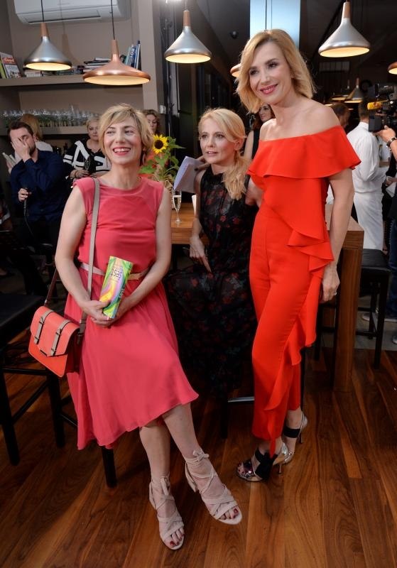 Domaća glumica na biciklu u dizajnerskim štiklama