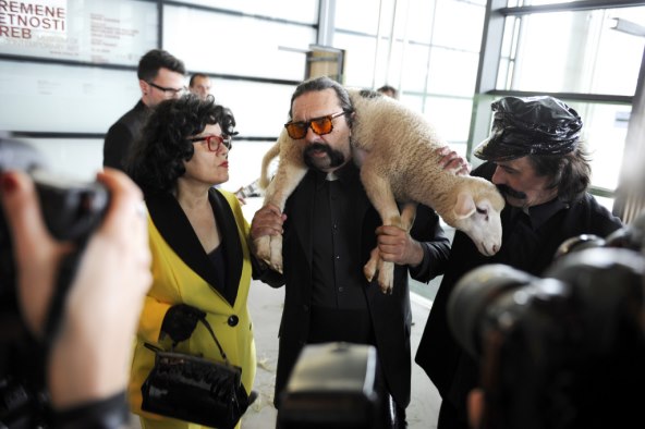 Vlasta Delimar i Let 3 u video spotu za pjesmu 'Divljakuša'