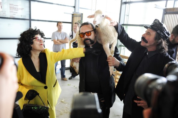 Vlasta Delimar i Let 3 u video spotu za pjesmu 'Divljakuša'