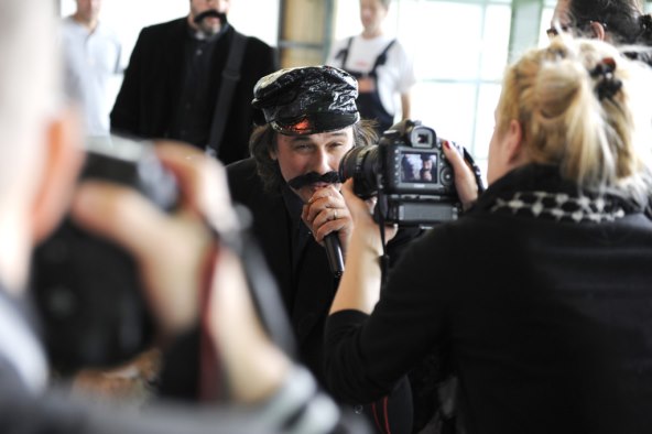 Vlasta Delimar i Let 3 u video spotu za pjesmu 'Divljakuša'