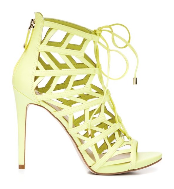 Ljetni top komadi odjeće i odlične cipele s Guess potpisom