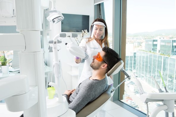 Dean Pelić na Zoom izbjeljivanju zubi u Poliklinici Bagatin