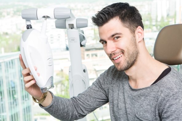 Dean Pelić na Zoom izbjeljivanju zubi u Poliklinici Bagatin