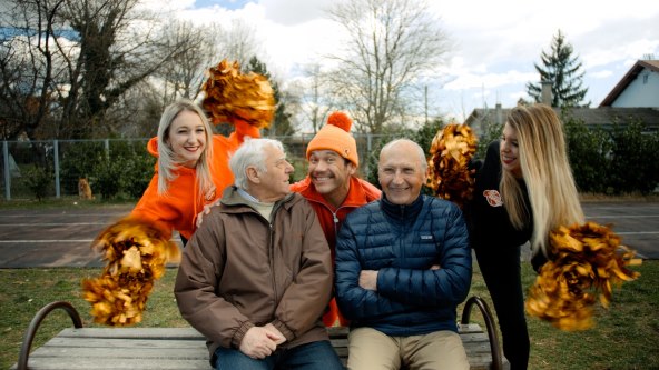 Čiji dres nosi TV legenda Oliver Mlakar?