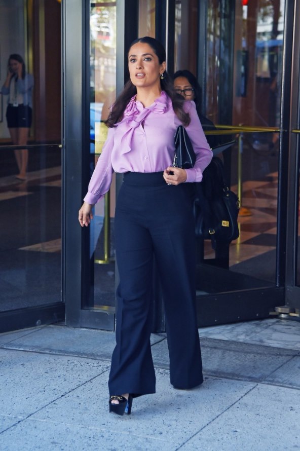 Salma Hayek na poslovni sastanak odlazi strogo odjevena i trendi moderna