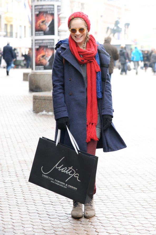 Koja se to voditeljica krije iza šarenog stylinga?