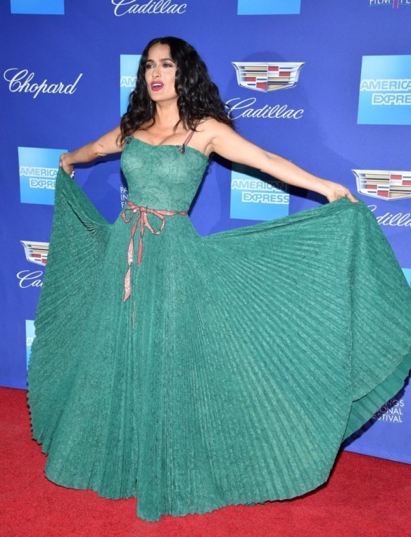 Salmina igra u dizajnerskoj opravici na crvenom tepihu