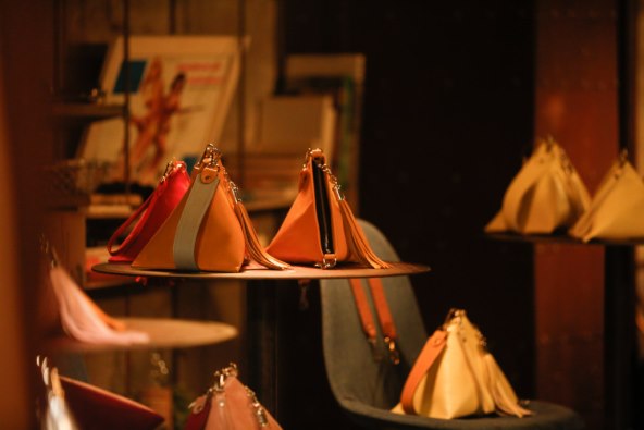 Tamara Garbajs isfurala torbicu neobičnog oblika koja se uklapa u svaki styling