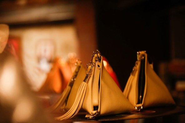 Tamara Garbajs isfurala torbicu neobičnog oblika koja se uklapa u svaki styling